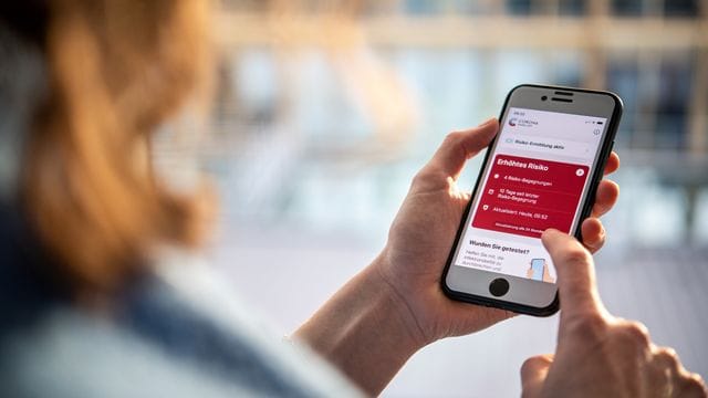 Leuchtet die Corona-Warn-App rot, heißt es: Häusliche Quarantäne.