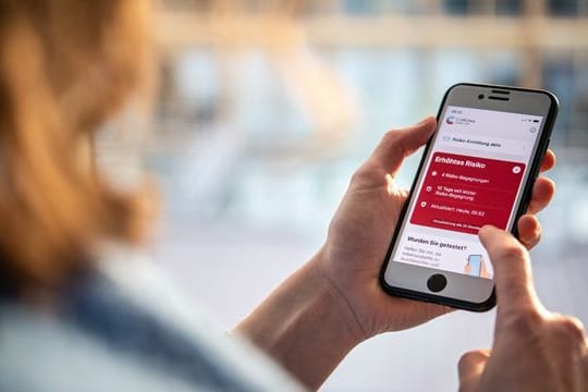 Leuchtet die Corona-Warn-App rot, heißt es: Häusliche Quarantäne.