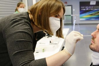 Eine Helferin nimmt einen Abstrich für einen Corona-Test (Archivbild). Die Infektionszahlen sinken seit einigen Tagen leicht.
