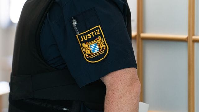 Ein Justizbeamter an der Eingangstür zum Gerichtssaal.