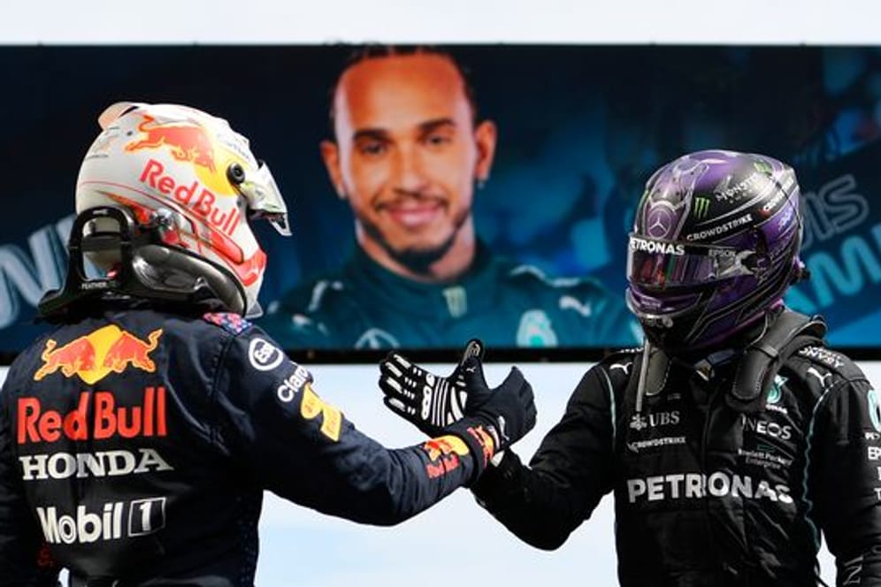 Lewis Hamilton (r) und Max Verstappen liefern sich einen Zweikampf an der Spitze.