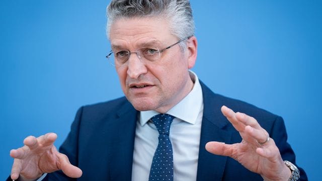 Lothar Wieler, Präsident des Robert-Koch-Instituts (RKI), gibt eine Pressekonferenz zur weiteren Entwicklung in der Corona-Pandemie. Lothar Wieler, Präsident des Robert-Koch-Instituts (RKI), gibt eine Pressekonferenz zur weiteren Entwicklung in der Corona-Pandemie.