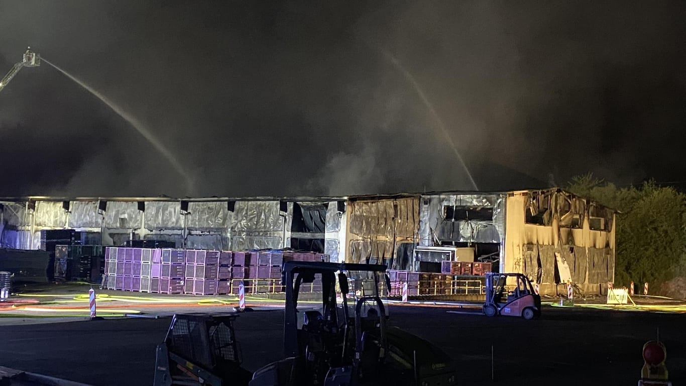 Eine Halle auf dem Gelände einer kunststoffverarbeitenden Firma in Bruchsal: 300 Einsatzkräfte waren in der Nacht an den Löscharbeiten beteiligt.