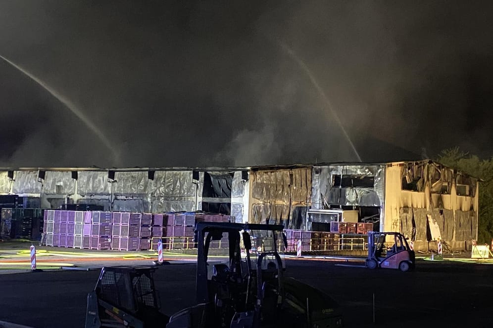 Eine Halle auf dem Gelände einer kunststoffverarbeitenden Firma in Bruchsal: 300 Einsatzkräfte waren in der Nacht an den Löscharbeiten beteiligt.