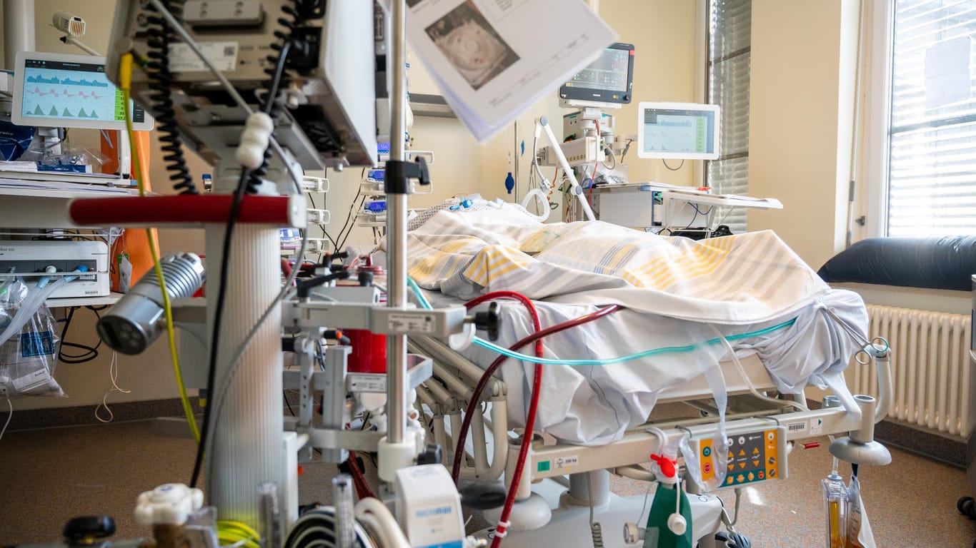 In einem Zimmer der Intensivstation wird ein Patient mit einem schweren Covid-19 Krankheitsverlauf behandelt (Symbolbild): Ärzte in Hamburg drängen, schwangere Frauen gegen das Virus zu impfen.