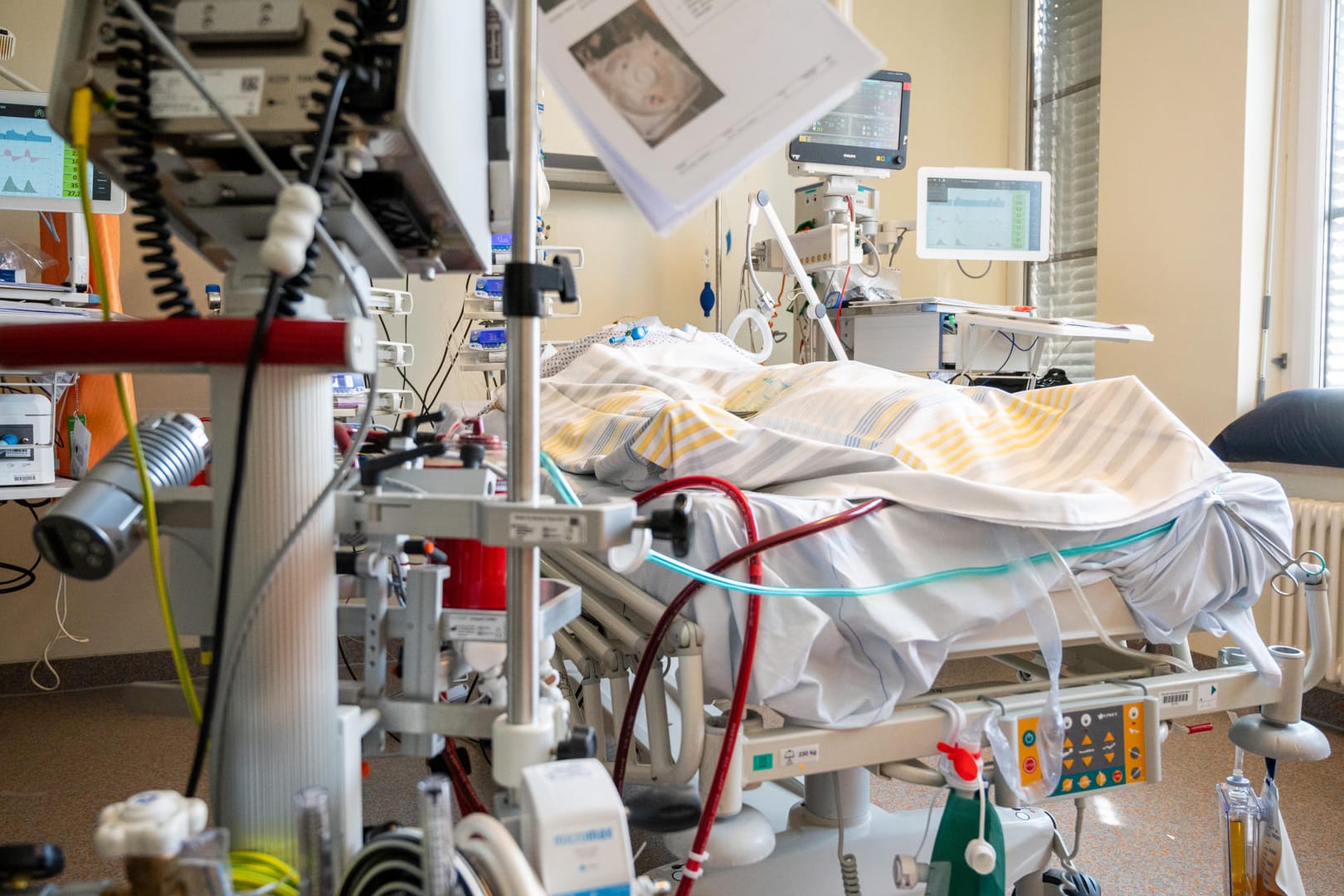 In einem Zimmer der Intensivstation wird ein Patient mit einem schweren Covid-19 Krankheitsverlauf behandelt (Symbolbild): Ärzte in Hamburg drängen, schwangere Frauen gegen das Virus zu impfen.