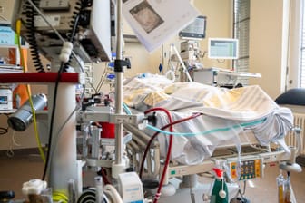 In einem Zimmer der Intensivstation wird ein Patient mit einem schweren Covid-19 Krankheitsverlauf behandelt (Symbolbild): Ärzte in Hamburg drängen, schwangere Frauen gegen das Virus zu impfen.