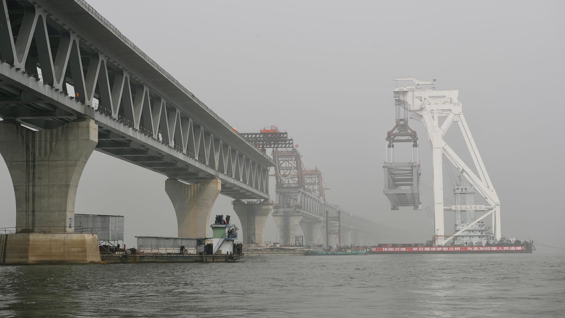 Der Fluss Padma in Bangladesch (Archivfoto): Experten machen schlechte Wartung, lockere Sicherheitsstandards auf Werften und Überfüllung für viele Unglücke verantwortlich.