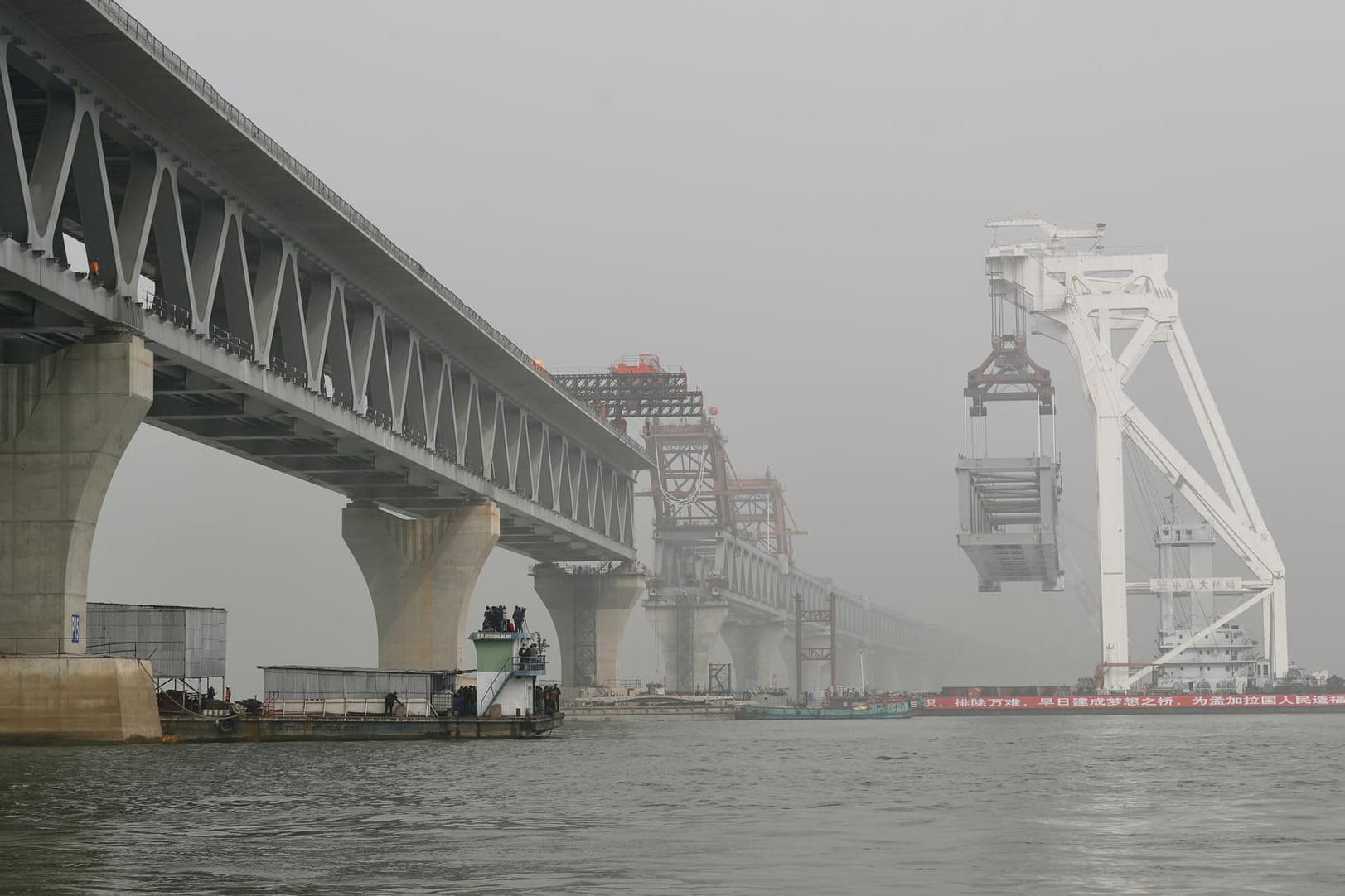 Der Fluss Padma in Bangladesch (Archivfoto): Experten machen schlechte Wartung, lockere Sicherheitsstandards auf Werften und Überfüllung für viele Unglücke verantwortlich.