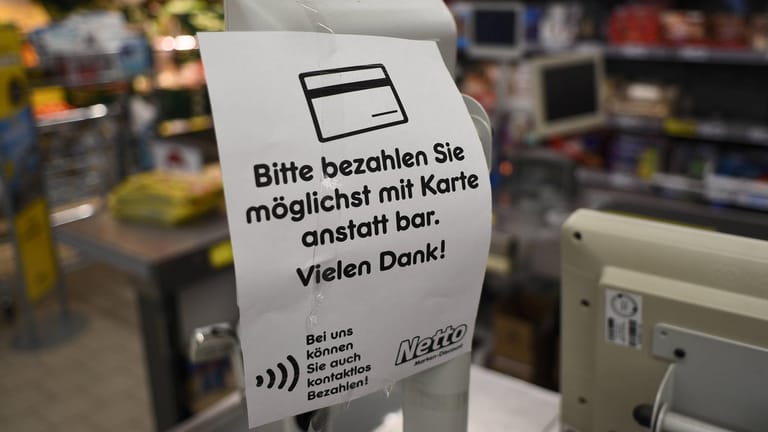 Hinweis auf bevorzugte Kartenzahlung (Symbolbild): Die Barzahlung nehmen die Deutschen eher in Anspruch.