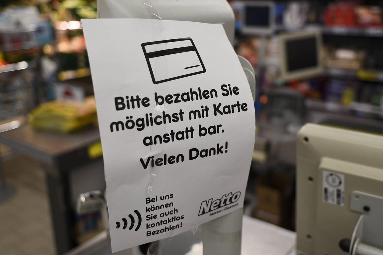 Hinweis auf bevorzugte Kartenzahlung (Symbolbild): Die Barzahlung nehmen die Deutschen eher in Anspruch.