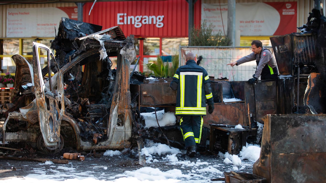 Der abgebrannte Foodtruck von Willi Herren: Am Tag danach sind Brandermittler von der Polizei vor Ort.