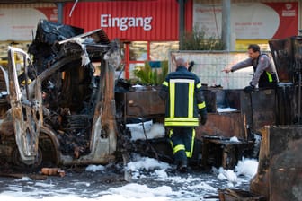 Der abgebrannte Foodtruck von Willi Herren: Am Tag danach sind Brandermittler von der Polizei vor Ort.
