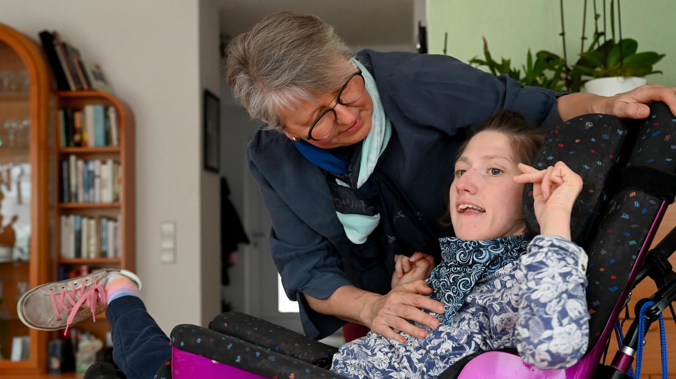Folgen der Corona-Pandemie: Petra Nicklas, die Vorsitzende des Vereins "Gemeinsam", zusammen mit ihrer schwerstbehinderten Tochter Elisa.