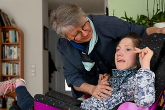Folgen der Corona-Pandemie: Petra Nicklas, die Vorsitzende des Vereins "Gemeinsam", zusammen mit ihrer schwerstbehinderten Tochter Elisa.