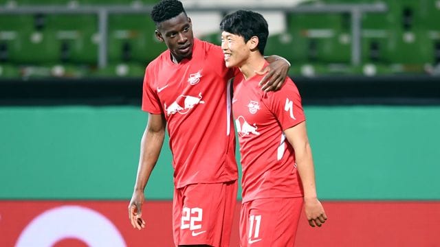 Hee-chan Hwang (r) soll nun doch in Leipzig bleiben.