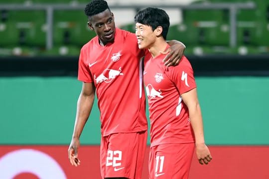 Hee-chan Hwang (r) soll nun doch in Leipzig bleiben.