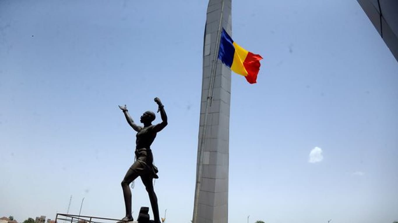 Eine tschadische Flagge weht auf dem "Place de Le Nation" (Platz der Nation) auf Halbmast.