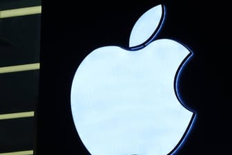 Das Logo von Apple: Das Unternehmen könnte ab 2023 ein faltbares iPhone auf den Markt bringen.