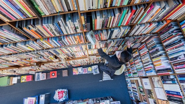 Ein Mitarbeiter der Buchhandlung Walther König in Köln.