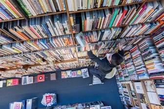 Ein Mitarbeiter der Buchhandlung Walther König in Köln.