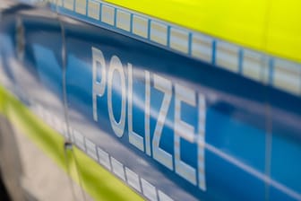 Ein Fahrzeug der Polizei NRW (Symbolbild): In Hagen soll ein Mann in der Wohnung seiner Ex-Partnerin Chaos angerichtet haben.