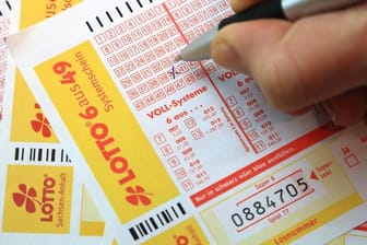 Spielscheine der Lotto Toto GmbH werden ausgefüllt