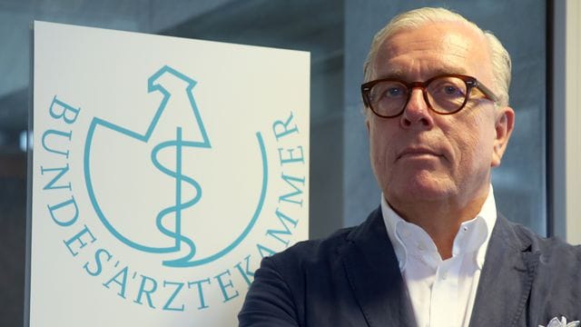 Klaus Reinhardt, Präsident der Bundesärztekammer, zu Beginn eines dpa-Interviews.