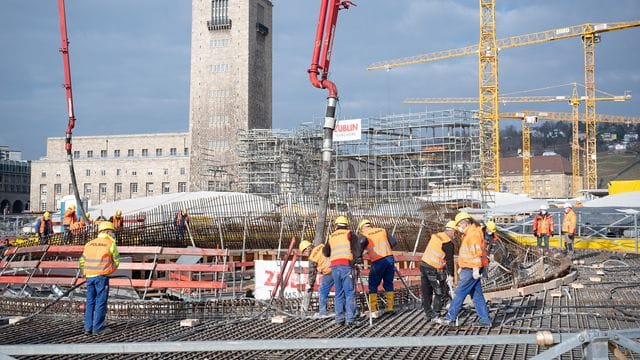 Bauarbeiter betonieren die 14. Kelchstütze auf der Baustelle des neuen Hauptbahnhofs, der zum Bahnprojekt Stuttgart 21 gehört (Archivbild): Die designierte grün-schwarze Regierungskoalition hat sich auf die weiteren Pläne für Stuttgart 21 geeinigt. Bauarbeiter betonieren die 14. Kelchstütze auf der Baustelle des neuen Hauptbahnhofs, der zum Bahnprojekt Stuttgart 21 gehört (Archivbild): Die designierte grün-schwarze Regierungskoalition hat sich auf die weiteren Pläne für Stuttgart 21 geeinigt.