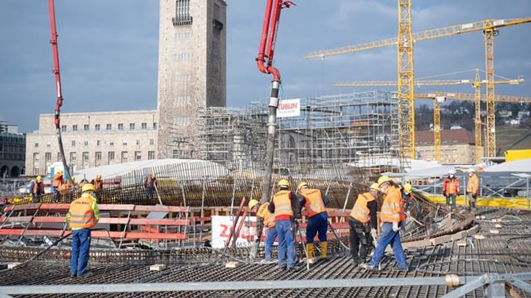 Bauarbeiter betonieren die 14. Kelchstütze auf der Baustelle des neuen Hauptbahnhofs, der zum Bahnprojekt Stuttgart 21 gehört (Archivbild): Die designierte grün-schwarze Regierungskoalition hat sich auf die weiteren Pläne für Stuttgart 21 geeinigt.
