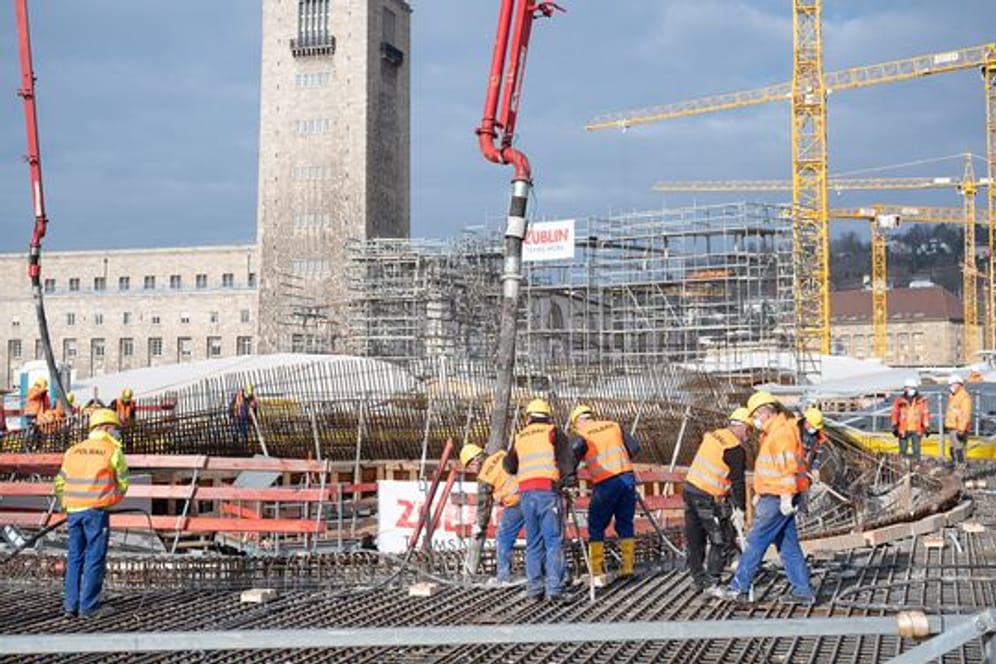 Bauarbeiter betonieren die 14. Kelchstütze auf der Baustelle des neuen Hauptbahnhofs, der zum Bahnprojekt Stuttgart 21 gehört (Archivbild): Die designierte grün-schwarze Regierungskoalition hat sich auf die weiteren Pläne für Stuttgart 21 geeinigt.