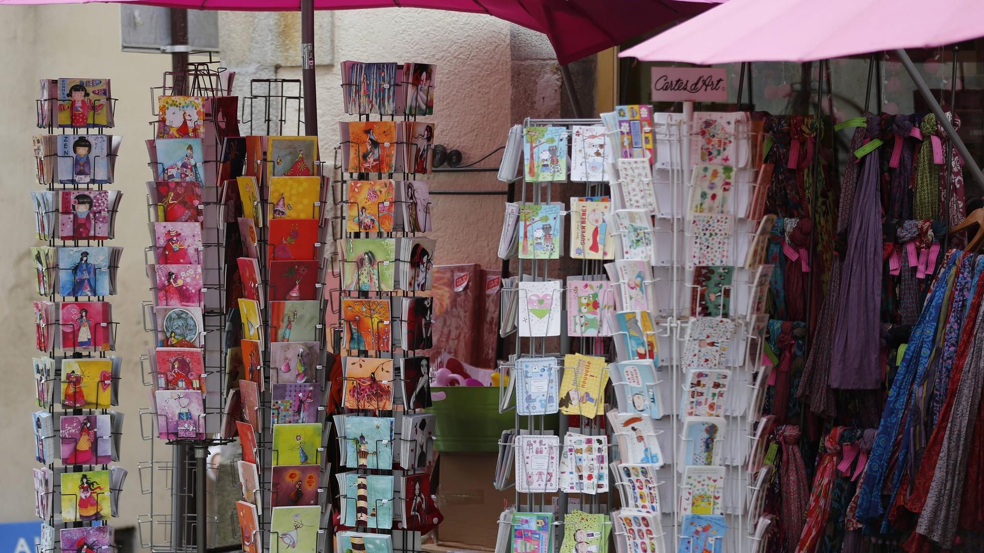 Ein Verkaufsstand mit Glückwunschkarten (Symbolbild): In Karlsruhe hat ein Mann versucht, Hunderte solcher Karten zu stehlen.