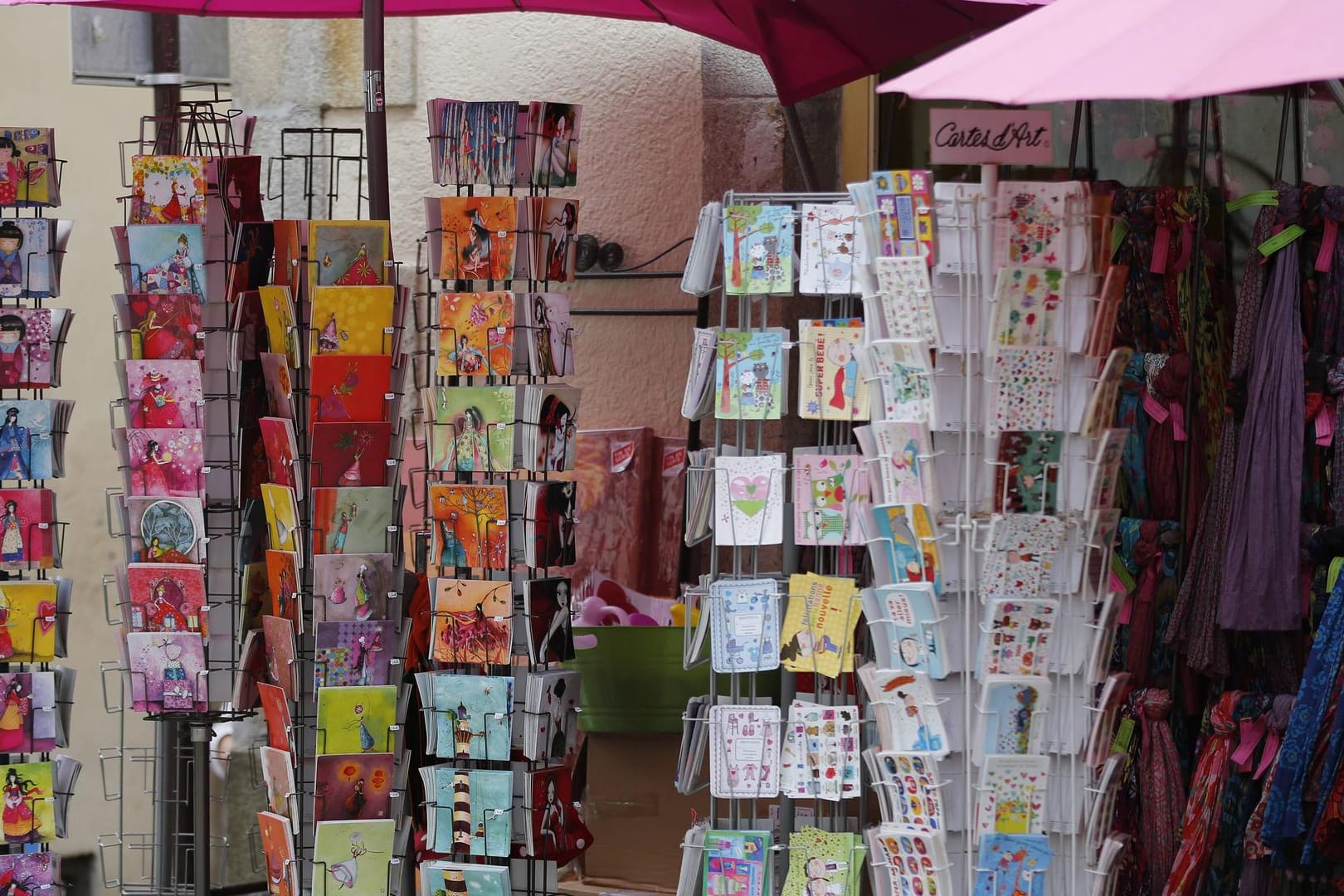 Ein Verkaufsstand mit Glückwunschkarten (Symbolbild): In Karlsruhe hat ein Mann versucht, Hunderte solcher Karten zu stehlen.