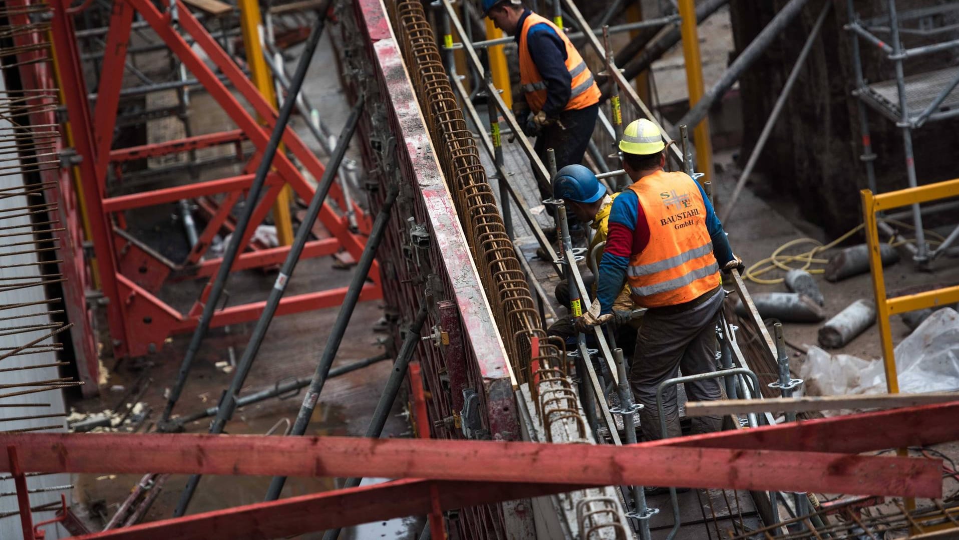 Arbeiter auf einer Baustelle: Ein Mitarbeiter hat Baustellengroßgeräte und weitere Werkzeuge geklaut und bei sich gehortet.