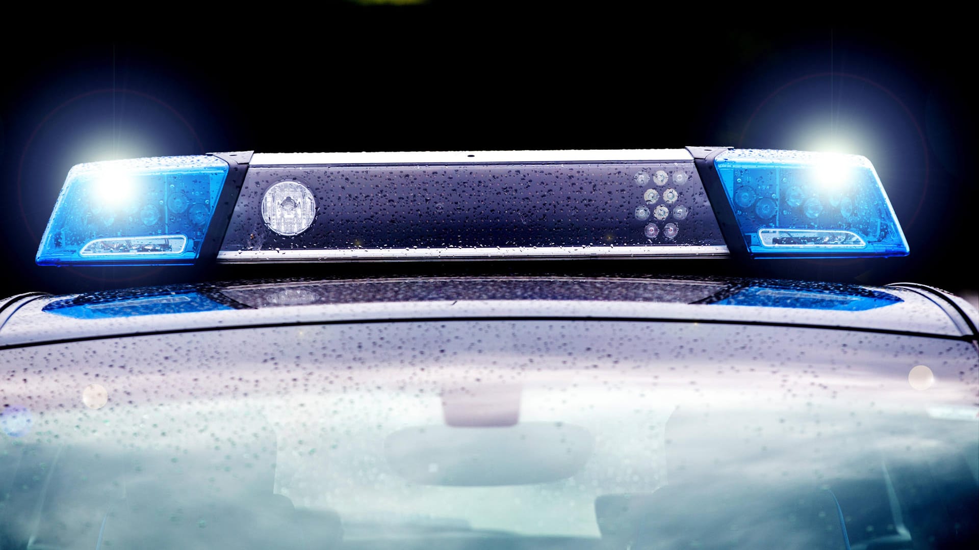 Blaulicht leuchtet auf dem Dach eines Polizeiautos (Symbolbild): Die Polizei in Bremen sucht nun nach den Tätern, die die Hakenkreuze in den Lack geritzt haben. Blaulicht leuchtet auf dem Dach eines Polizeiautos (Symbolbild): Die Polizei in Bremen sucht nun nach den Tätern, die die Hakenkreuze in den Lack geritzt haben.