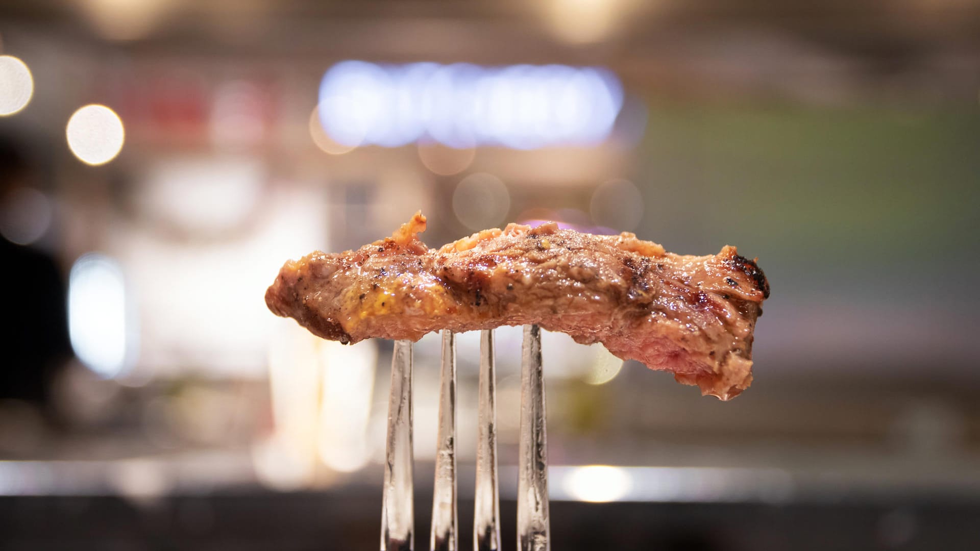 Gegrilltes Steak auf einer Gabel