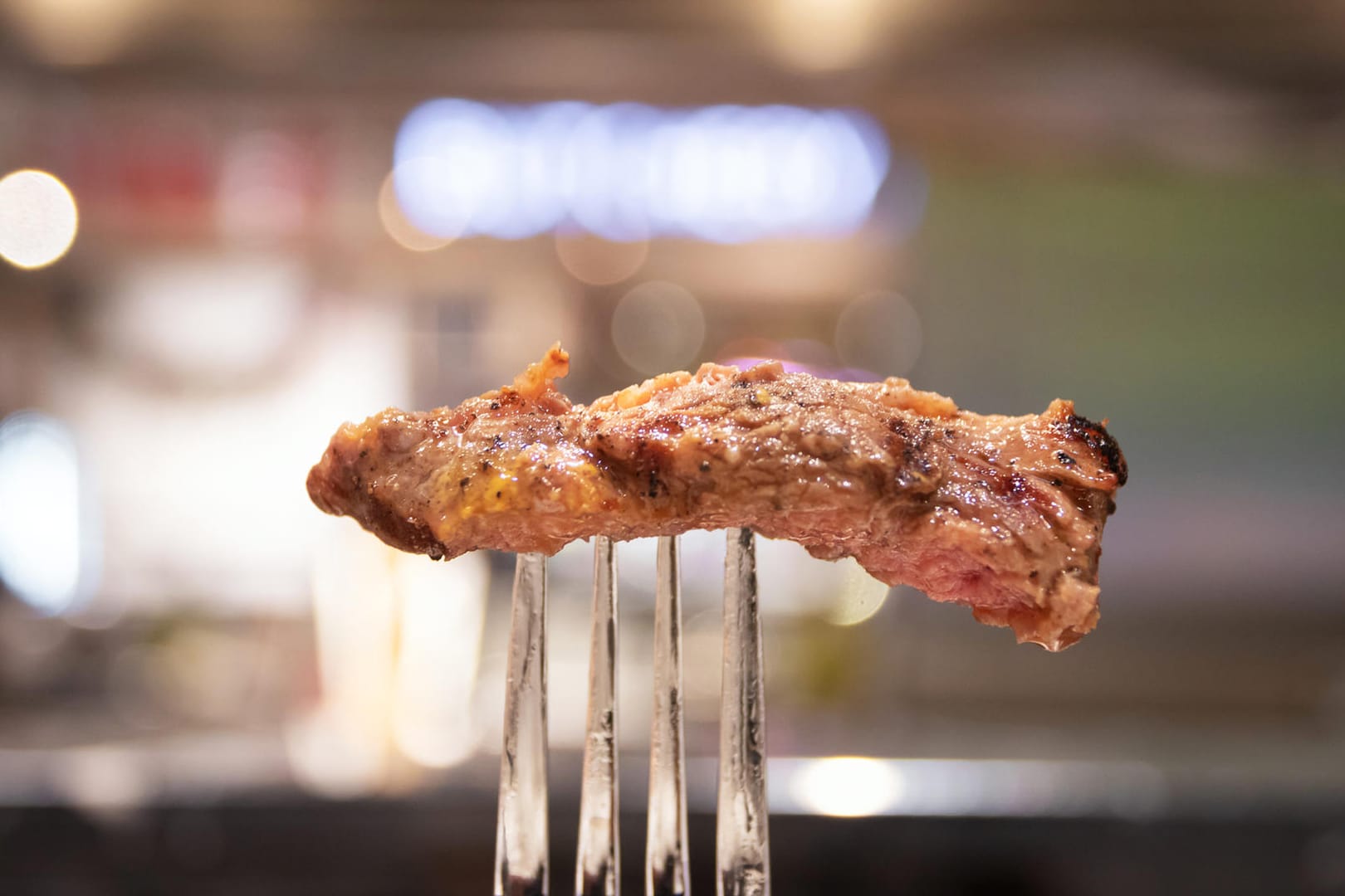 Gegrilltes Steak auf einer Gabel