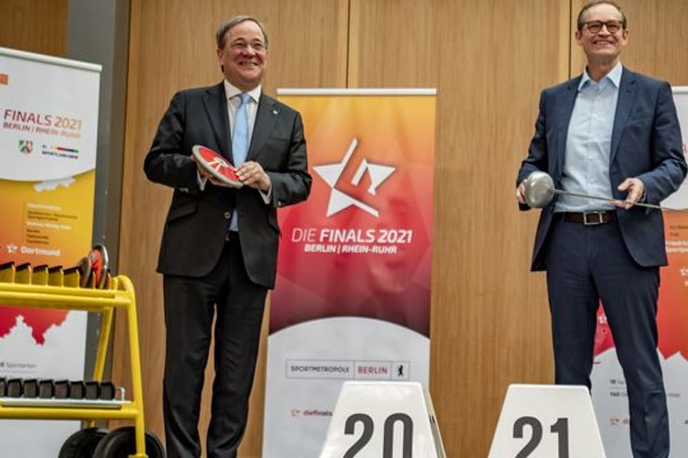Michael Müller (r) und Armin Laschet bei der bei der Präsentation des zweiten Finals-Projekts nach 2019.