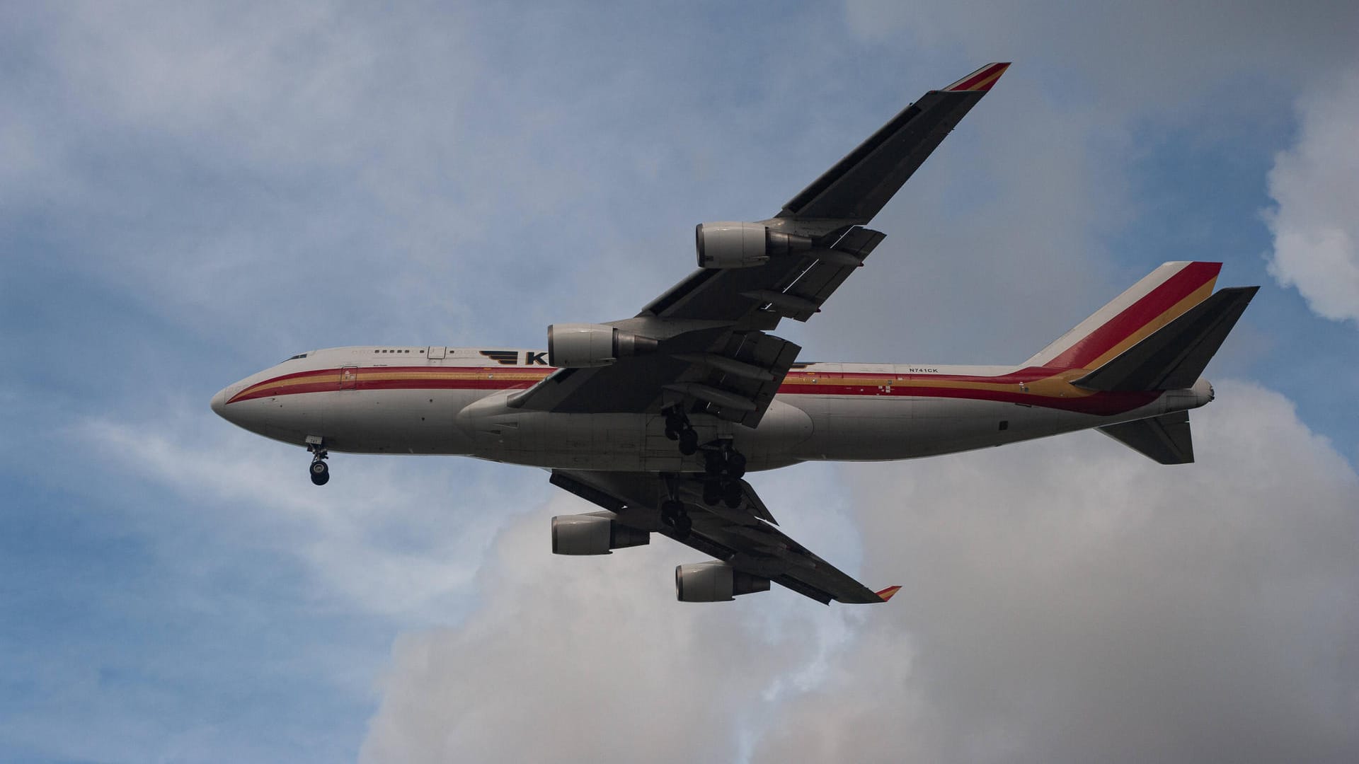 Ein Flugzeug vor der Landung: Auf dem Weg nach Hawaii ging eine Frau nichtsahnend mit Krämpfen auf das Bord-WC - und kam mit einem neugeborenen Sohn wieder heraus.