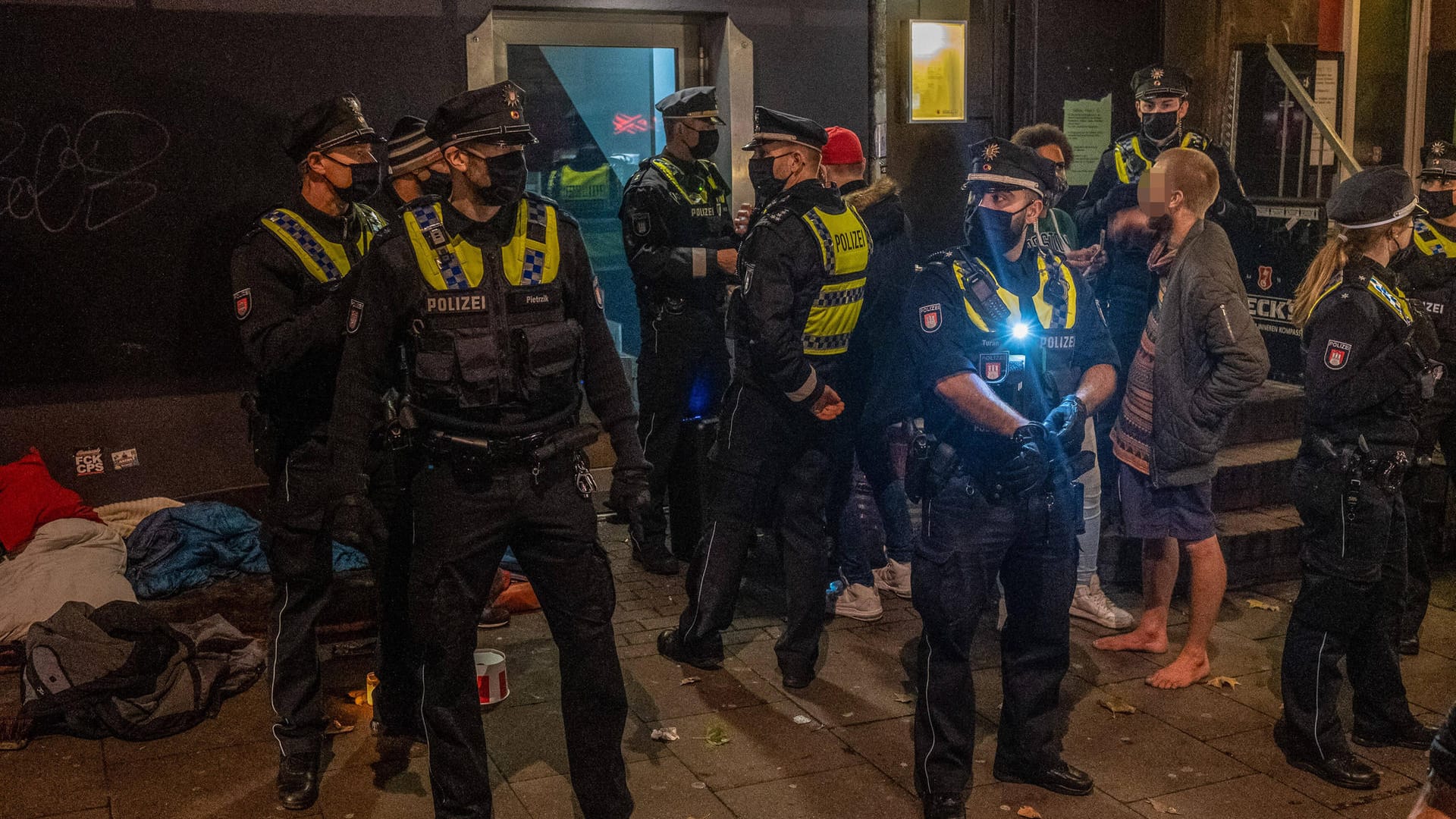 Polizei Hagen kontrolliert eine Personengruppe (Symbolbild): Die 43 Feiernden haben keinen Mund-Nasen-Schutz getragen.