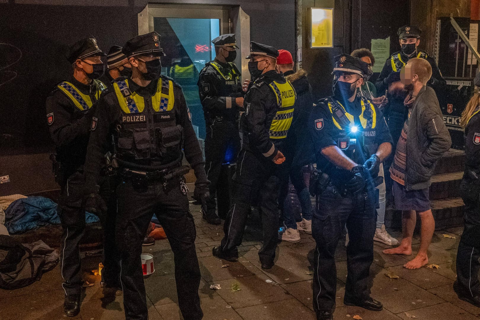 Polizei Hagen kontrolliert eine Personengruppe (Symbolbild): Die 43 Feiernden haben keinen Mund-Nasen-Schutz getragen.