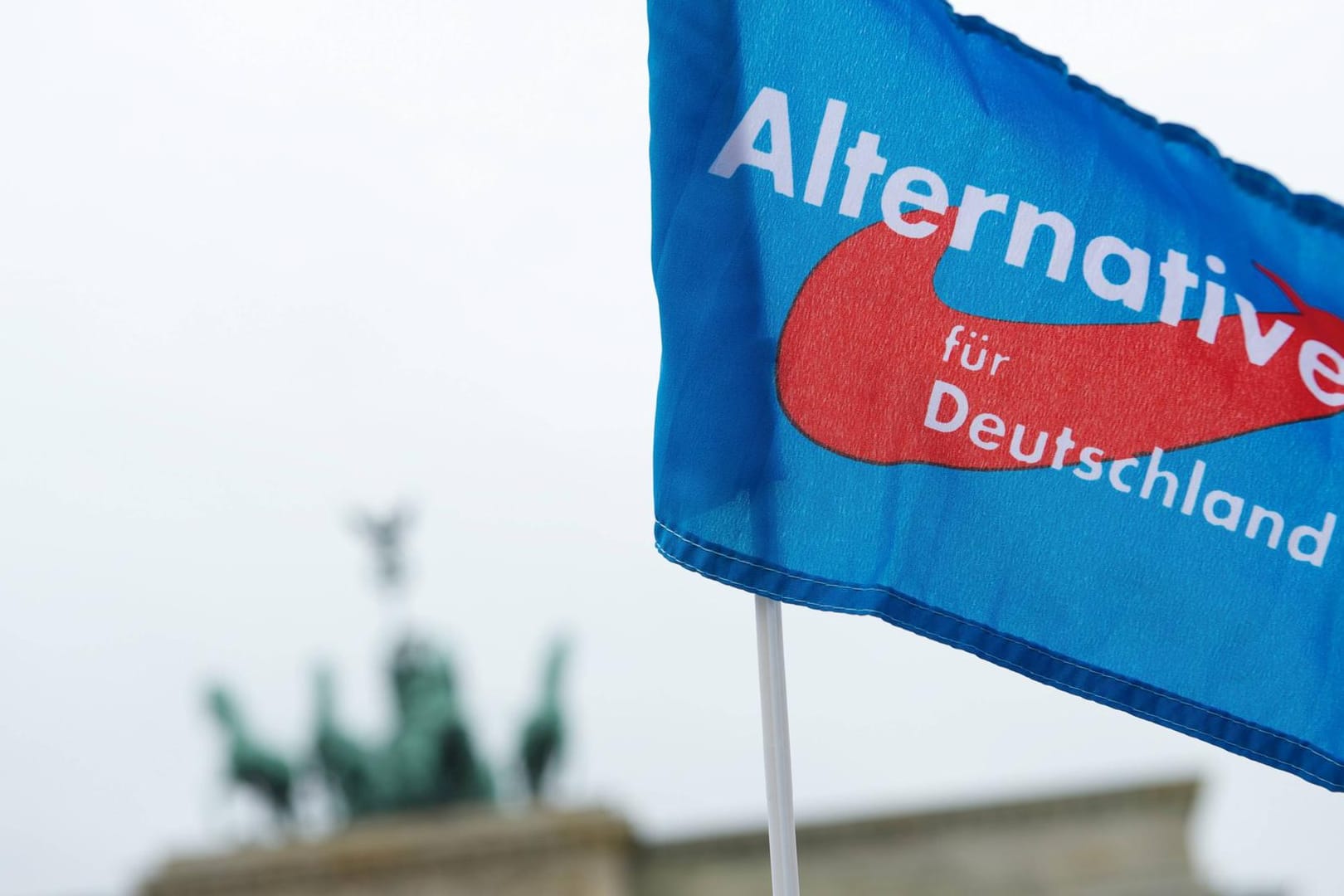 AfD-Flagge vor dem Brandenburger Tor in Berlin: Der Berliner Verfassungsschutz stuft die Landes-AfD wohl als "Verdachtsfall" ein.