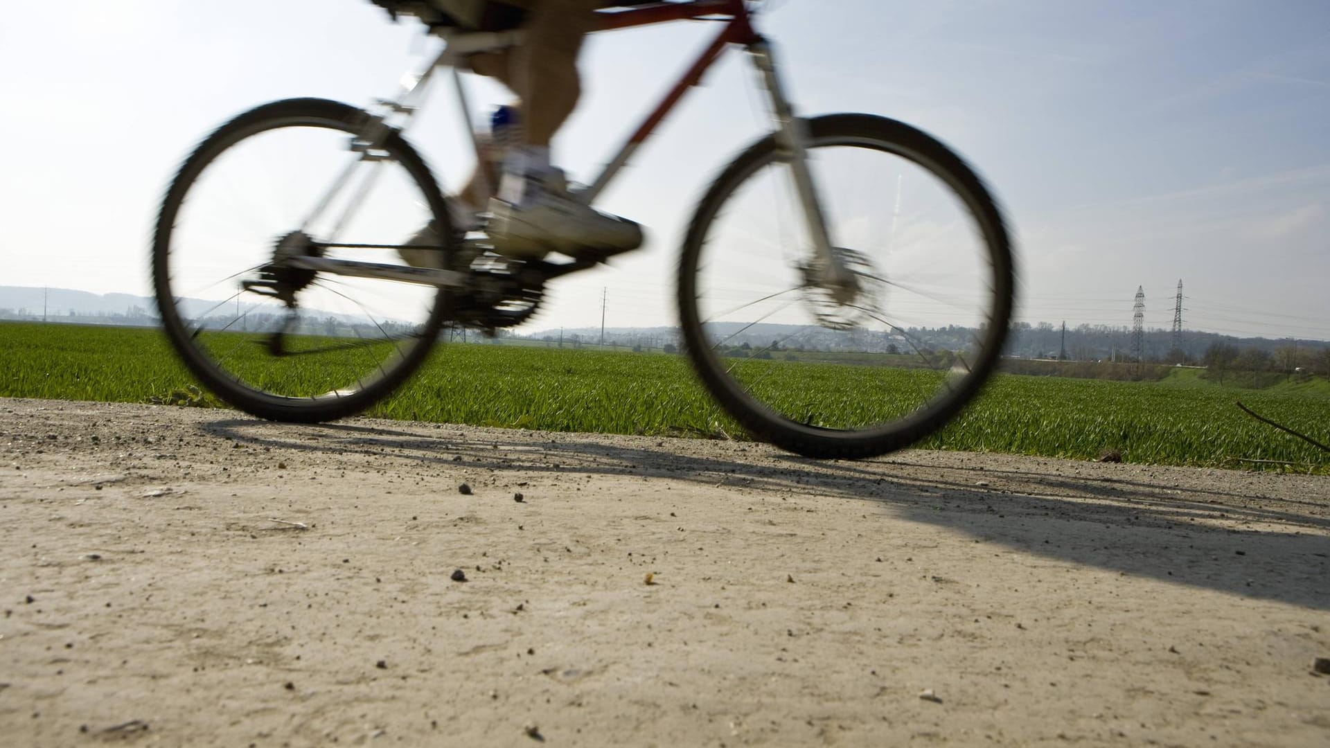 Ein Fahrradfahrer auf einer Landstraße (Symbolbild): Der Atemalkoholwert des Fahrers ergab mehr als fünf Promille.