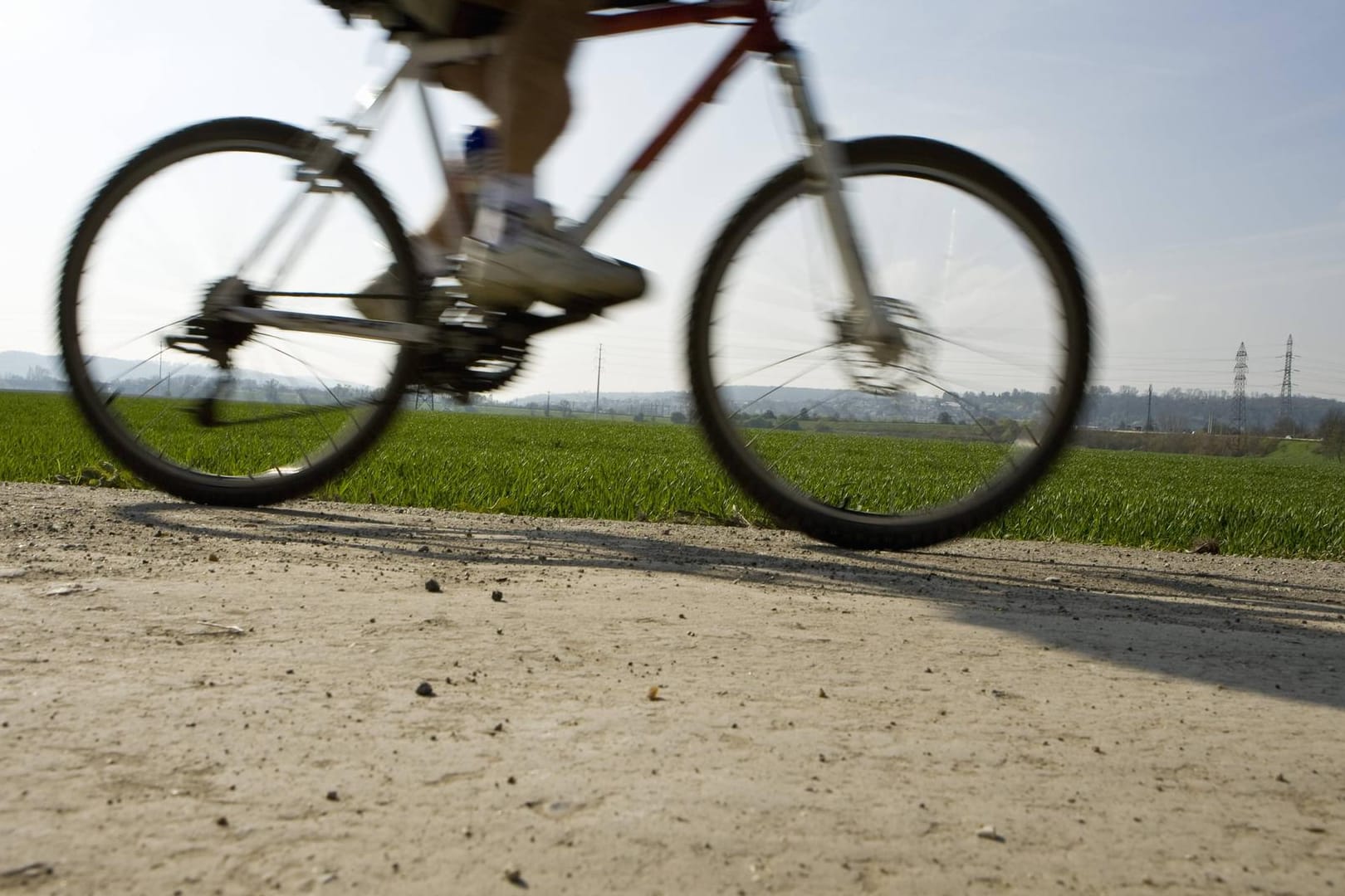 Ein Fahrradfahrer auf einer Landstraße (Symbolbild): Der Atemalkoholwert des Fahrers ergab mehr als fünf Promille.