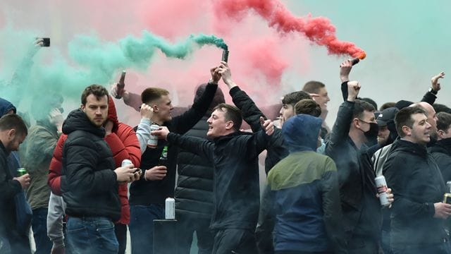 Fans von Manchester United zeigten ihre Unzufriedenheit auf der Straße. Fans von Manchester United zeigten ihre Unzufriedenheit auf der Straße.