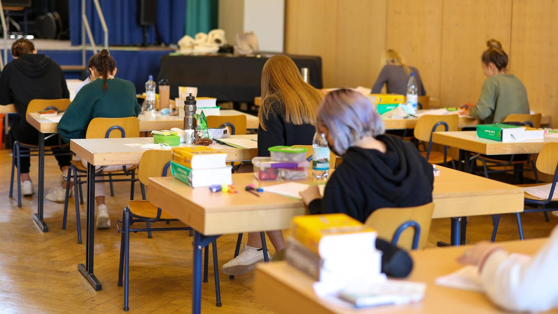 Schüler bei einer Prüfung (Symbolbild): 33.000 Schüler waren in der Folge der Diebstahlaktion betroffen. Schüler bei einer Prüfung (Symbolbild): 33.000 Schüler waren in der Folge der Diebstahlaktion betroffen.