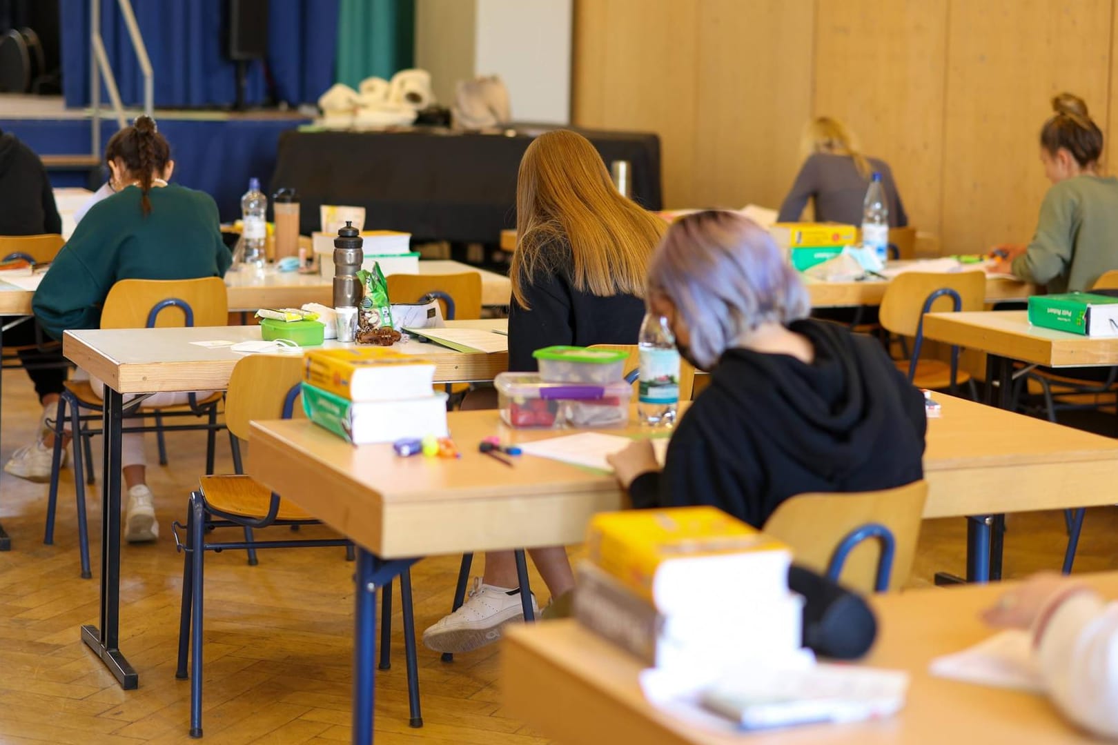 Schüler bei einer Prüfung (Symbolbild): 33.000 Schüler waren in der Folge der Diebstahlaktion betroffen.