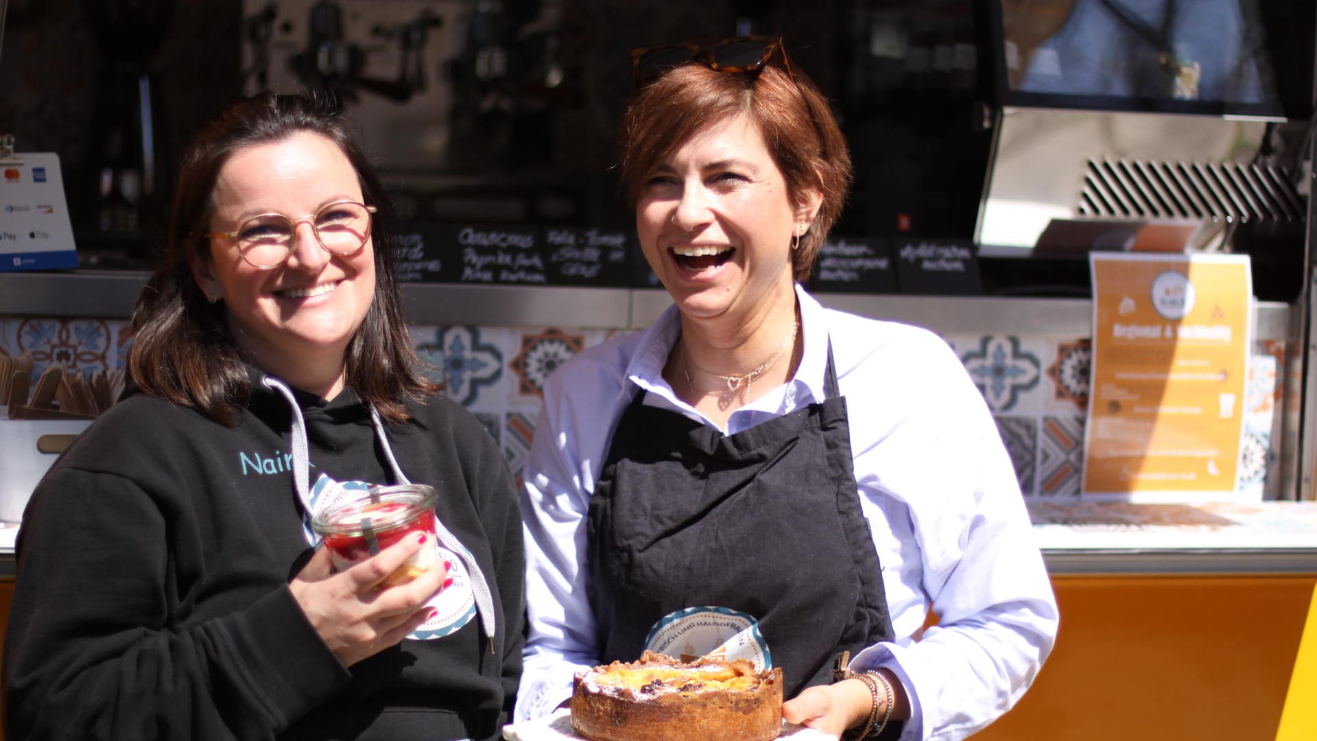 Naima Farrokhzadian und Marina Šimić stehen vor ihrem Foodtruck: Die beiden Frauen haben sich in der Pandemie selbstständig gemacht.