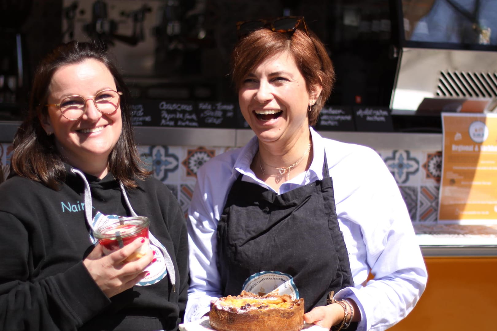 Naima Farrokhzadian und Marina Šimić stehen vor ihrem Foodtruck: Die beiden Frauen haben sich in der Pandemie selbstständig gemacht.