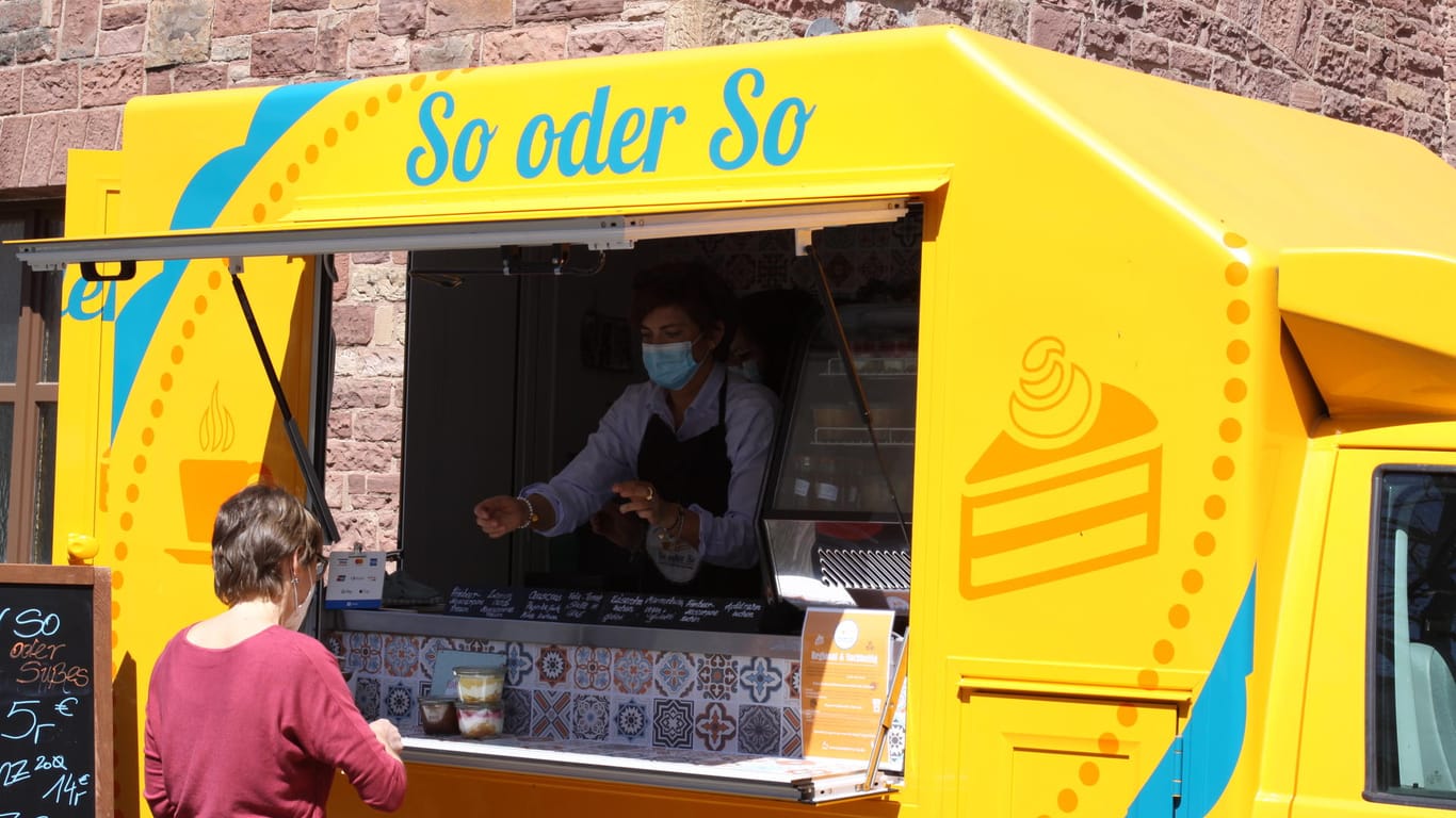 Der leuchtend gelbe Foodtruck: Das ehemalige Postauto ist nun ein Café auf Rädern.